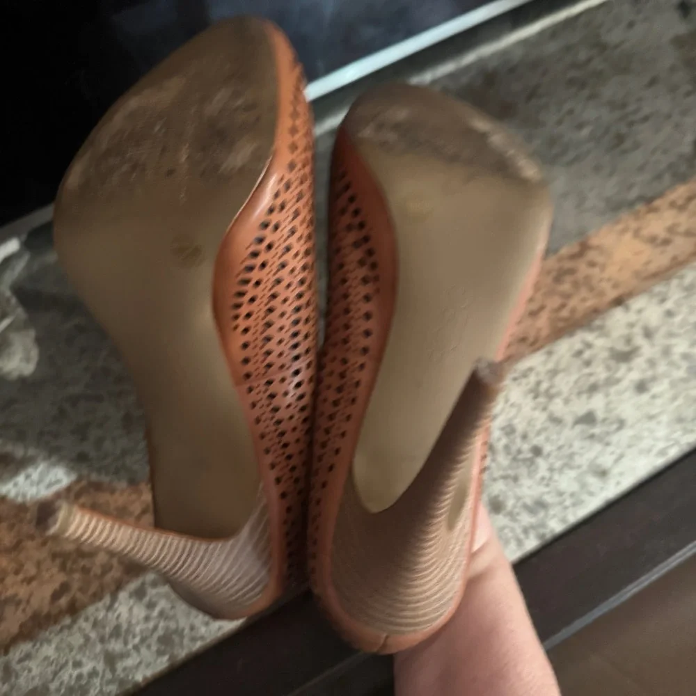 BCBG Paris Size 9 Perdra Leather Platform Heels - Picture 8 of 9